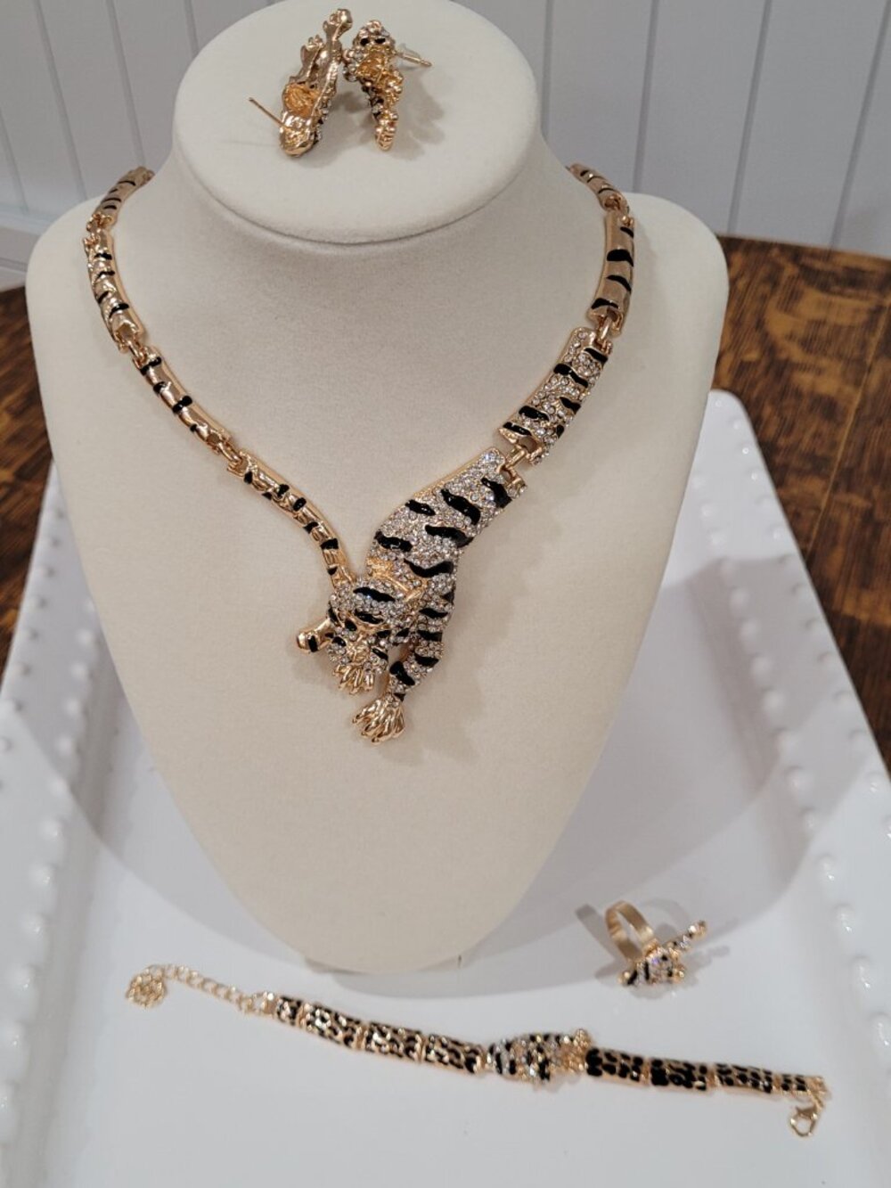 Tiger Necklace, Bracelet, Earrings and Ring! Set. Gold-tone. Rhinestones. - Picture 9 of 10